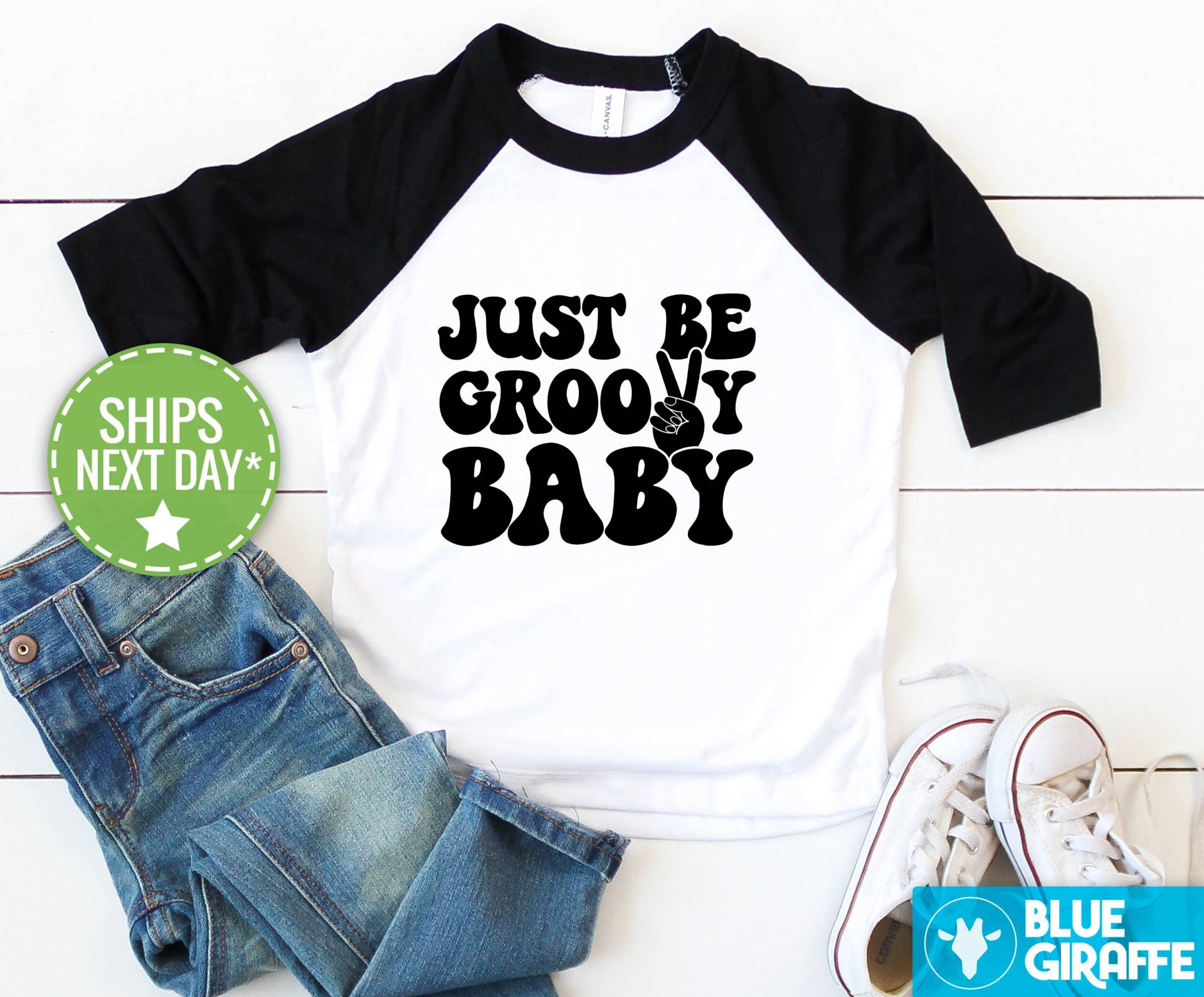 Just Be Groovy Baby Unisex Raglan, Kleinkind-Shirt von BlueGiraffeApparel