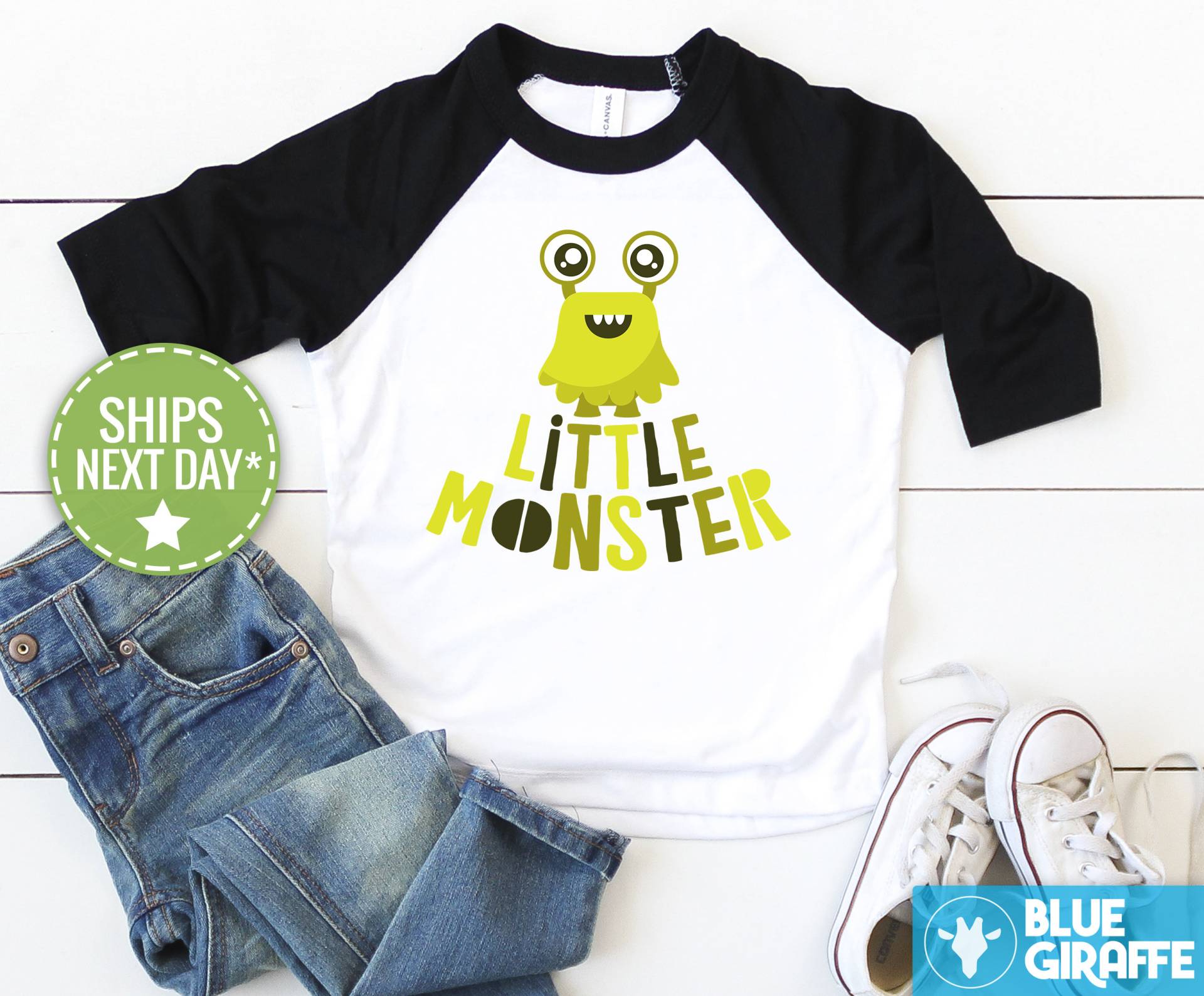 Kleines Monster Kleinkind Shirt, Süßes Boho Kinder Unisex Baseball T-Shirt von BlueGiraffeApparel