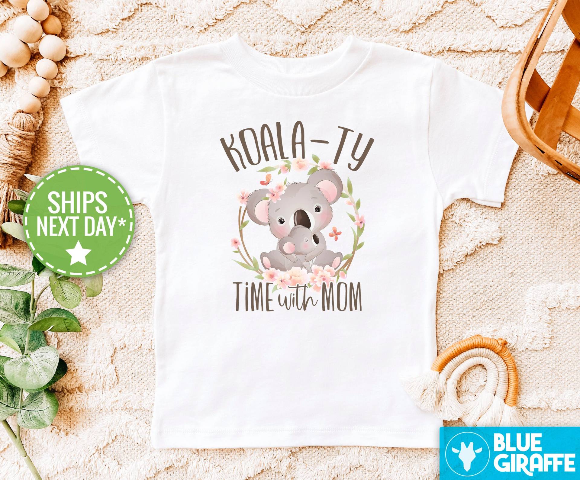 Koala-Ty Zeit Mit Mama Kinder Shirt, Niedlicher Koala Unisex Kleinkind Raglan, Muttertag Geschenk von BlueGiraffeApparel