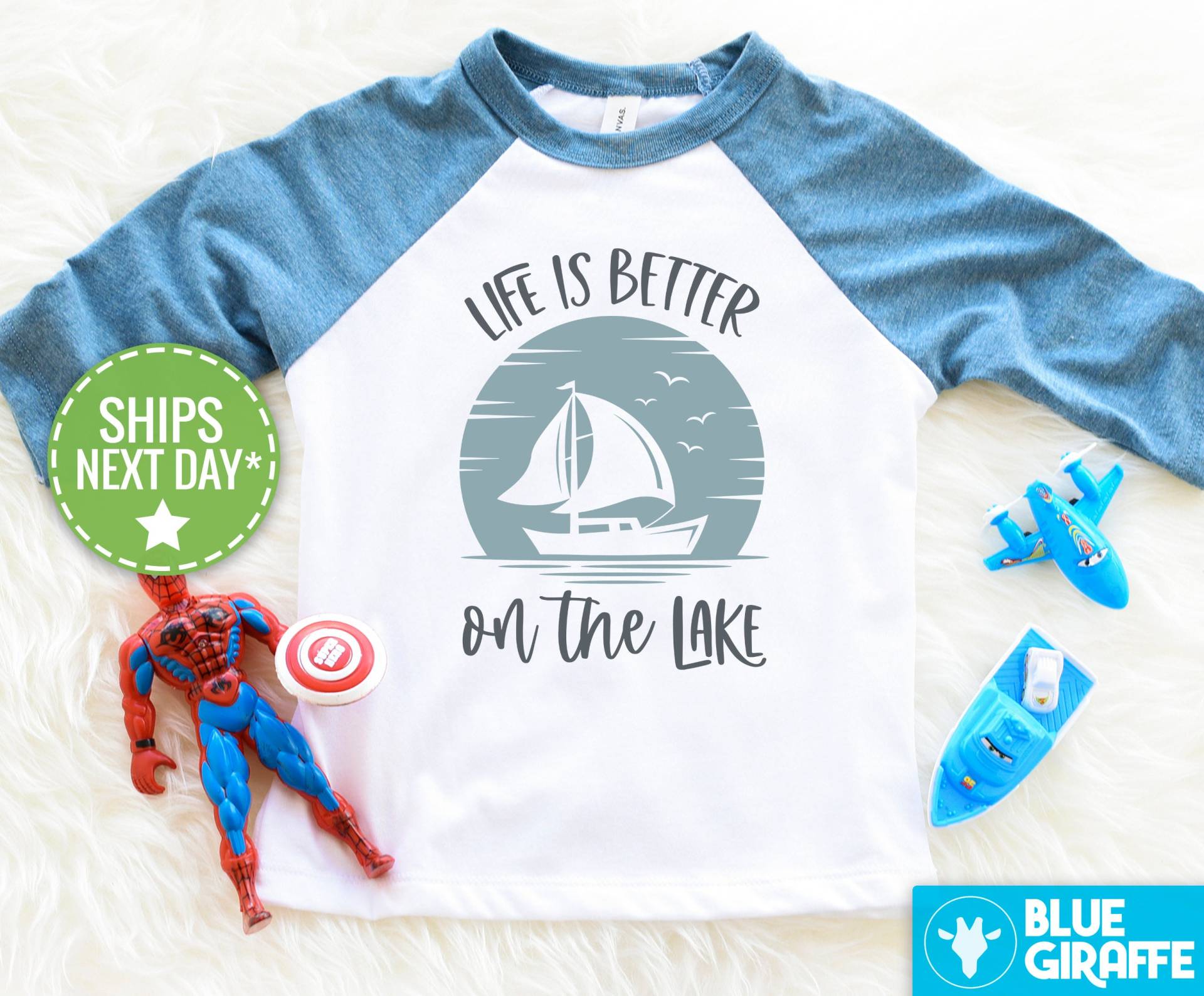 Lake Life Kinder Shirt, Das Leben Ist Besser Am See Kleinkind T-Shirt, Segelboot Baseball Abenteuer von BlueGiraffeApparel