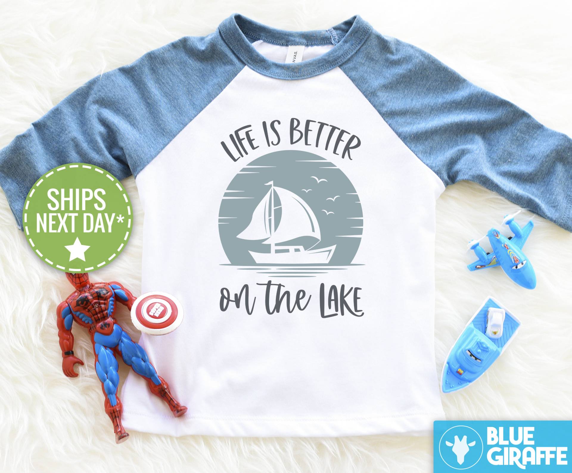 Lake Life Natürliches Kleinkind Raglan-Shirt, Das Leben Ist Besser Am See Onesie®, Segelboot-Baby-strampler®, Adventure Onesie® von BlueGiraffeApparel