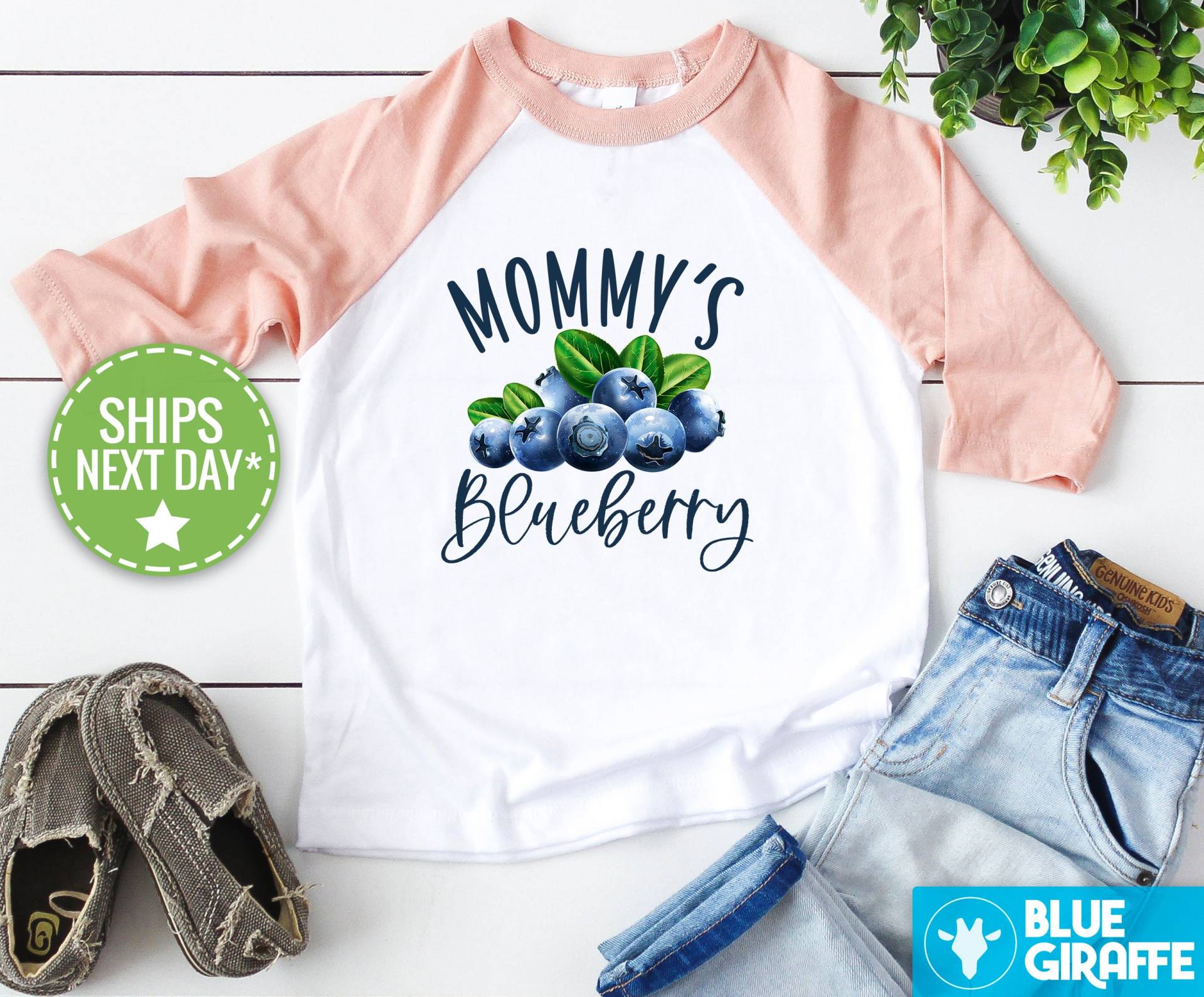 Mama's Blueberry Pink Raglan, Niedlicher Spitzname Kinder Shirt, Kleine Beere Kleinkind Shirt von BlueGiraffeApparel