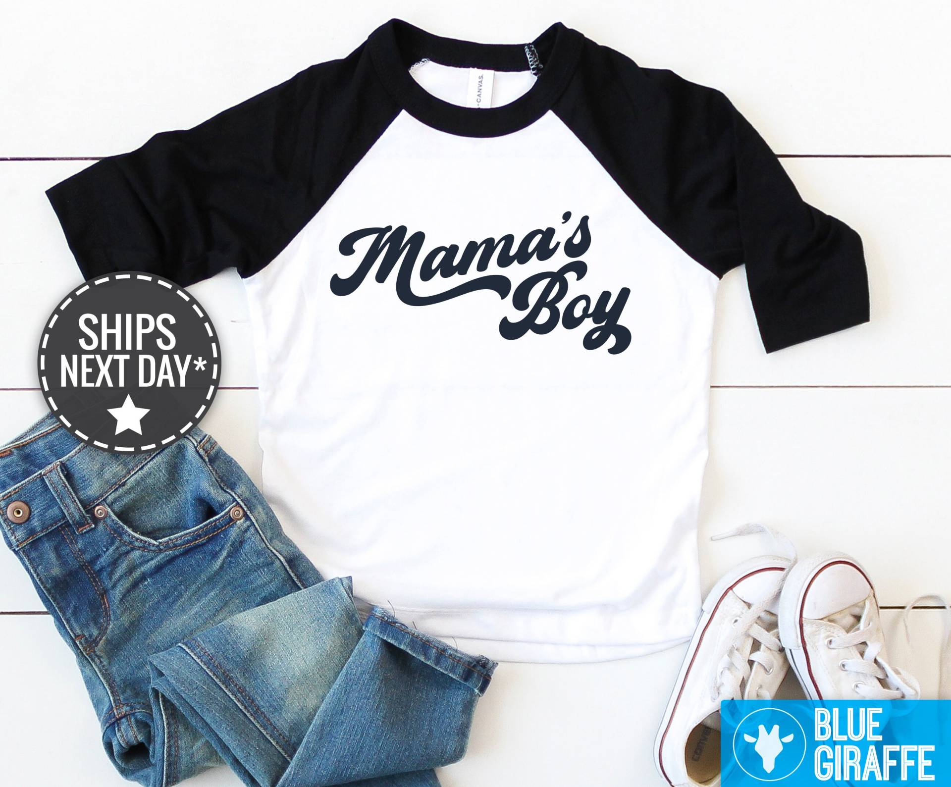 Mama's Boy Kleinkind Shirt, Retro Jungen Baseball T-Shirt, Süßes Muttertag Raglan Kinder Shirt von BlueGiraffeApparel