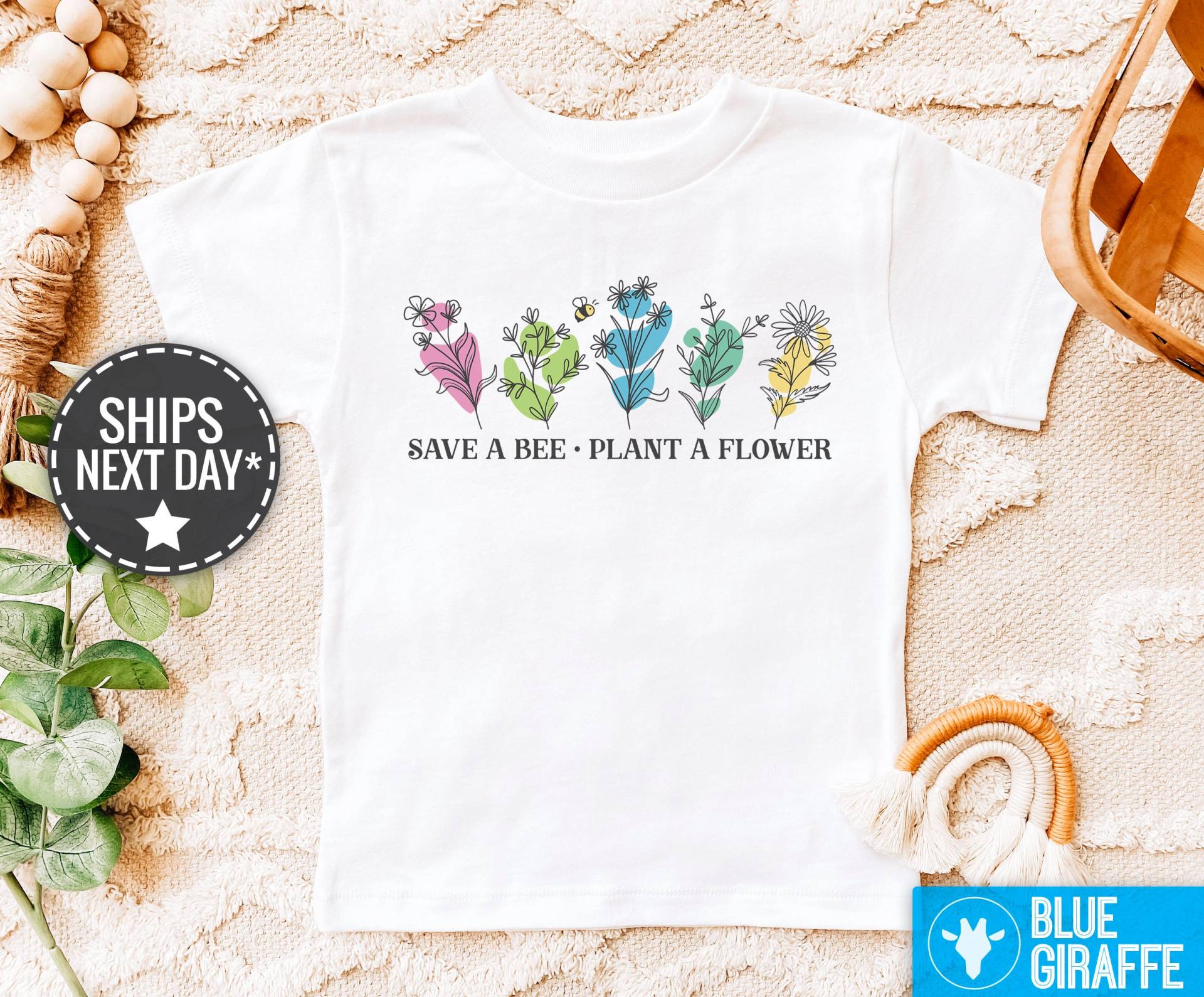 Niedliches Natur Kleinkind Shirt, Sparen Sie Eine Biene Pflanze Blumen Bodysuit, Erde Tag Baby Strampelanzug® von BlueGiraffeApparel