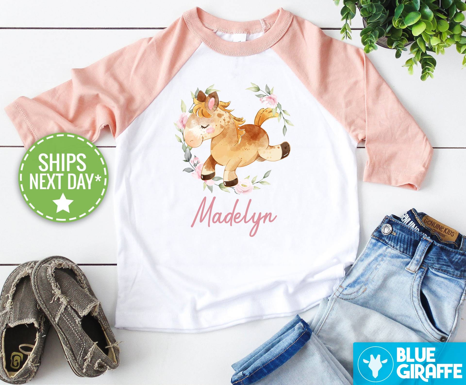 Personalisiertes Pferd Baby Mädchen Rosa Raglan Shirt, Aquarell Pferd, Benutzerdefinierte Bodysuit, Name Onesie®, Einzigartige Mädchenkleidung von BlueGiraffeApparel