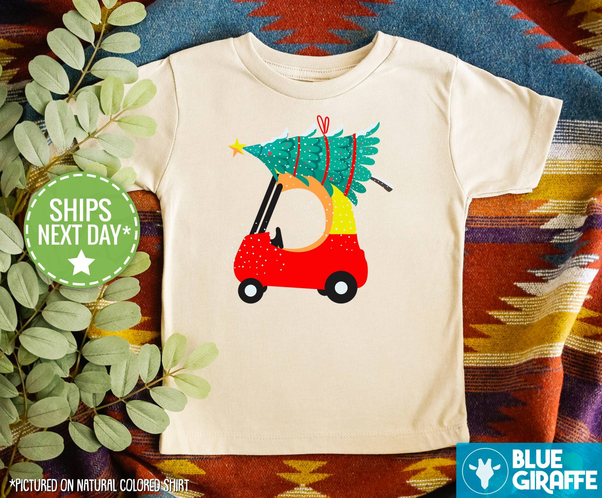 Rotes Auto Weihnachten Kinder Shirt, Süßes Kleinkind Top, Weihnachtsbaum Baseball Shirt von BlueGiraffeApparel