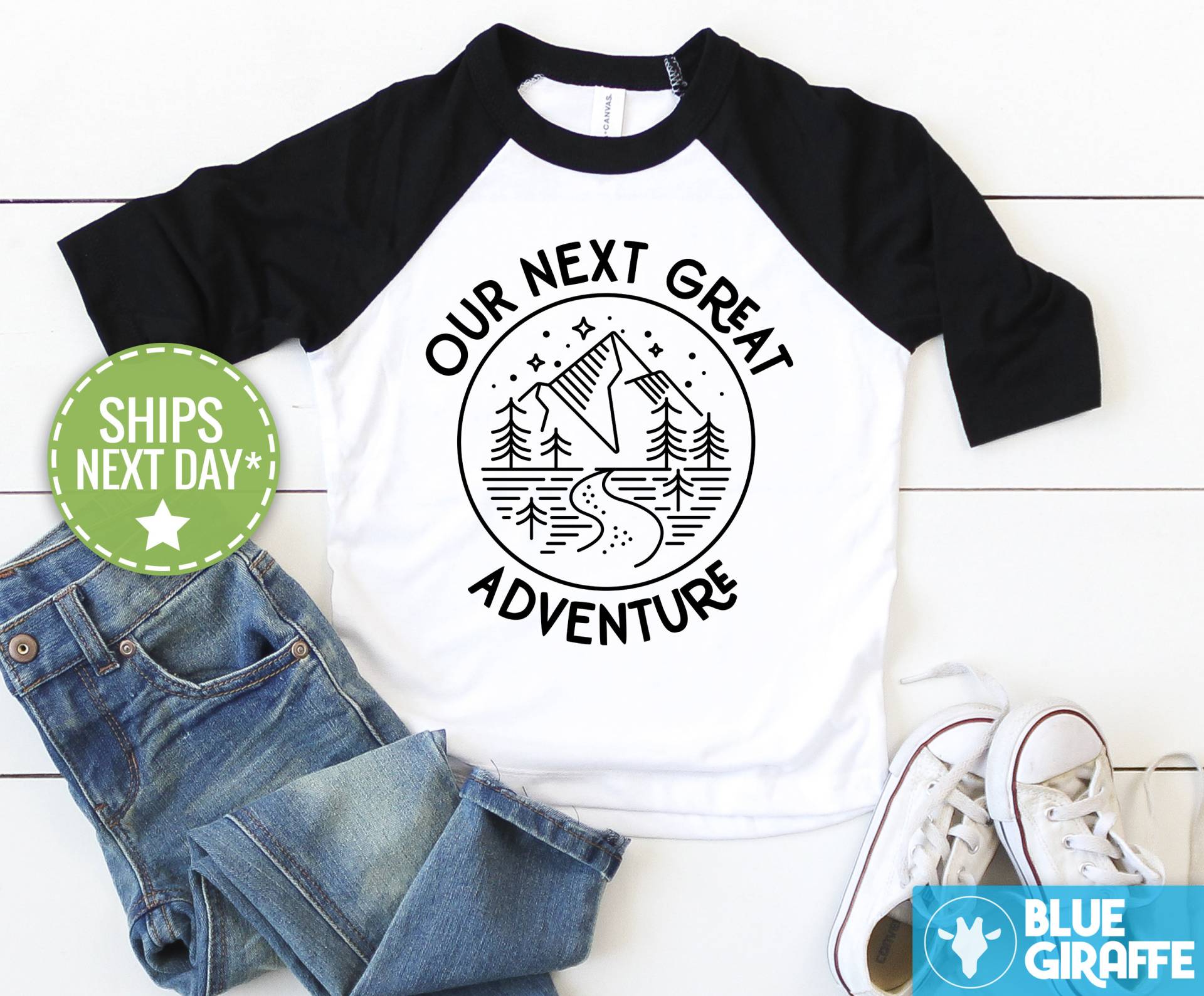 Unser Nächstes Großes Abenteuer Kinder-Shirt, Wandern Kleinkind-T-Shirt, Berg Abenteuer-Baseball-T-stück von BlueGiraffeApparel