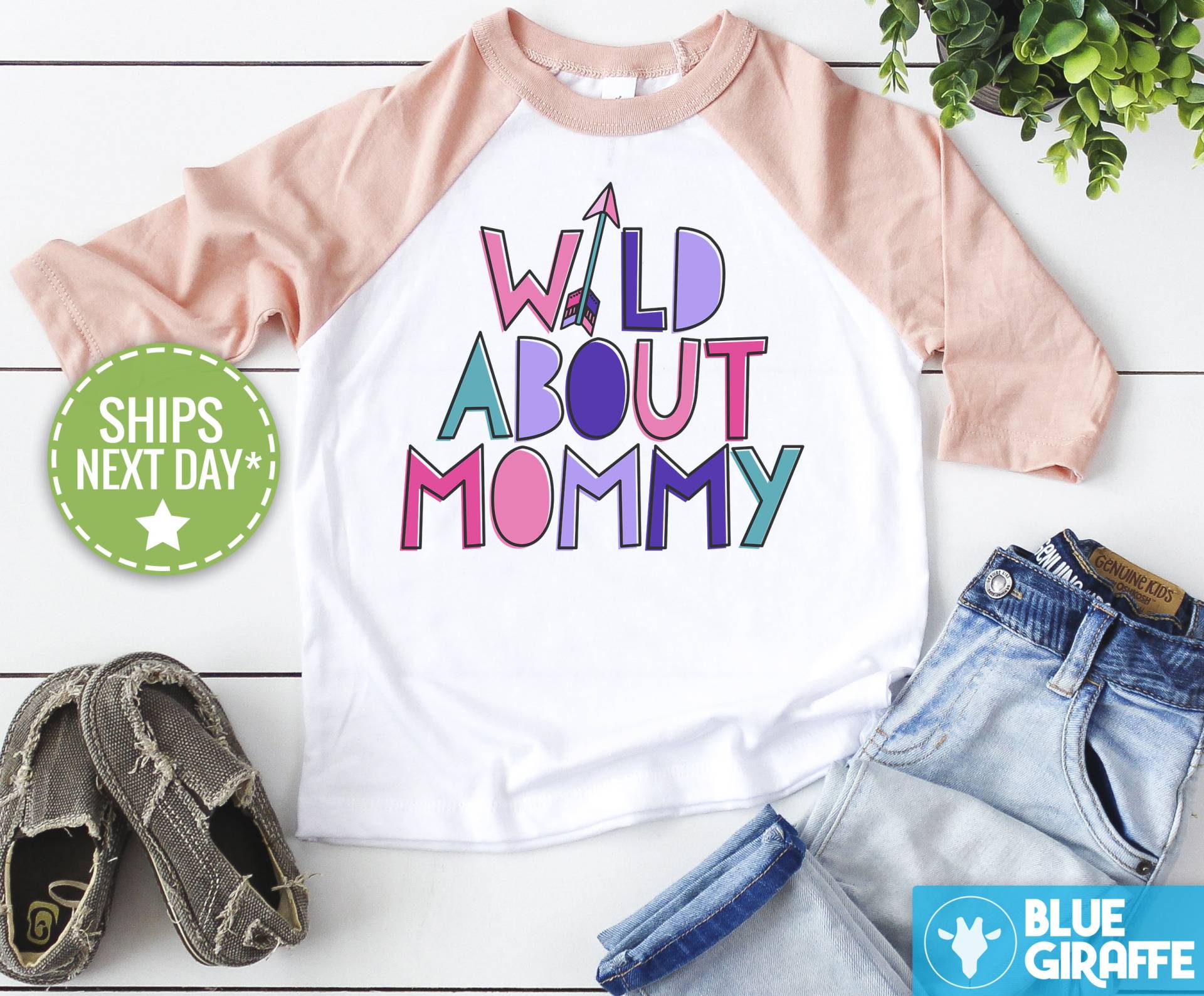 Wildes Über Mama Mädchen Shirt, Muttertag Süßes Kleinkind Ich Liebe Meine Shirt von BlueGiraffeApparel