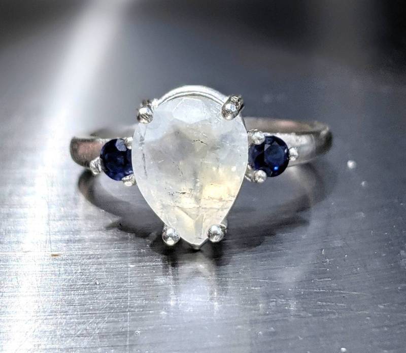 Natürlicher Mondstein Ring Herrlicher Aaa 2Ct Pear Cut Mit Blauem Saphir Damen Geburtstagsgeschenk Juni's Birthstone Geburtsmonat Geschenk von HouseOfLisaBayer