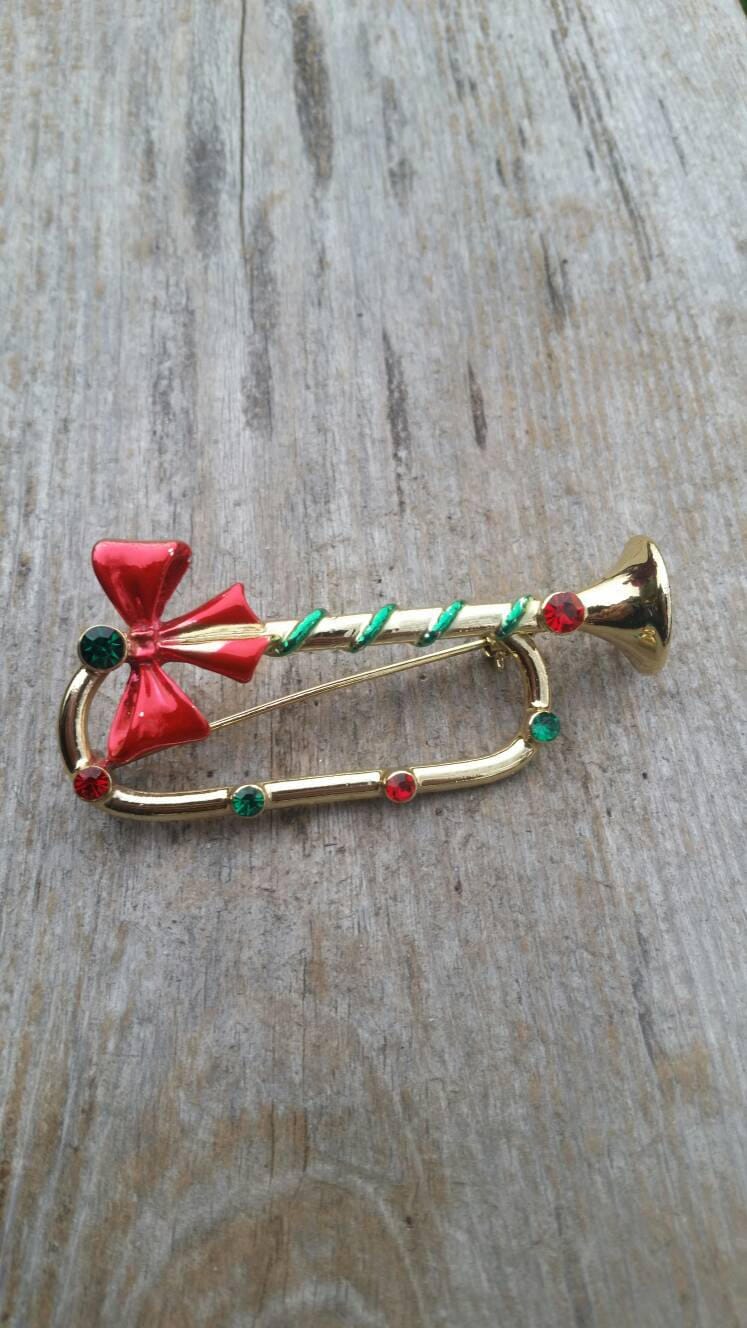 Ajc Weihnachten Horn Brosche von BlueHillsBrooches