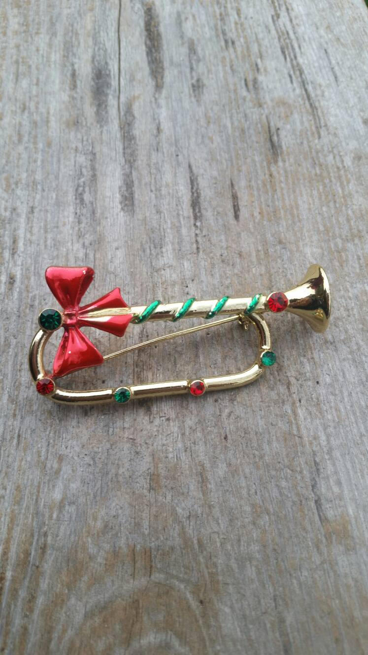 Ajc Weihnachten Horn Brosche von BlueHillsBrooches