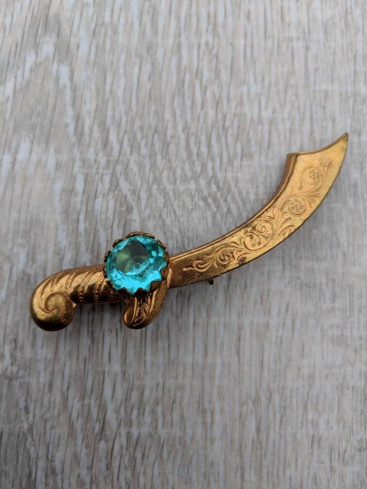 Aqua Strass Und Gold-Ton Krummsäbel Brosche von BlueHillsBrooches
