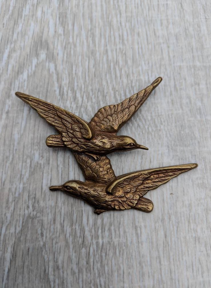 Bronze-Ton Geschoben Stil Vögel Im Flug Brosche von BlueHillsBrooches