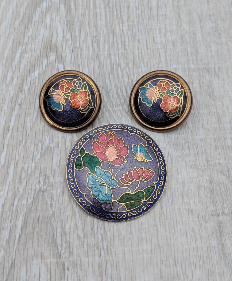 Bunte Cloisonné-Emaille Hibiskus Blumen Und Schmetterlinge Brosche Ohrringe Set von BlueHillsBrooches