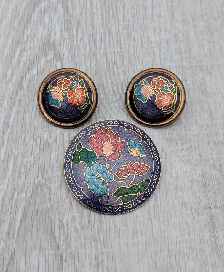 Bunte Cloisonné-Emaille Hibiskus Blumen Und Schmetterlinge Brosche Ohrringe Set Bunte Cloisonné-Emaille Hibiskus Blumen Und Schmetterlinge Brosche Ohrringe Set von BlueHillsBrooches