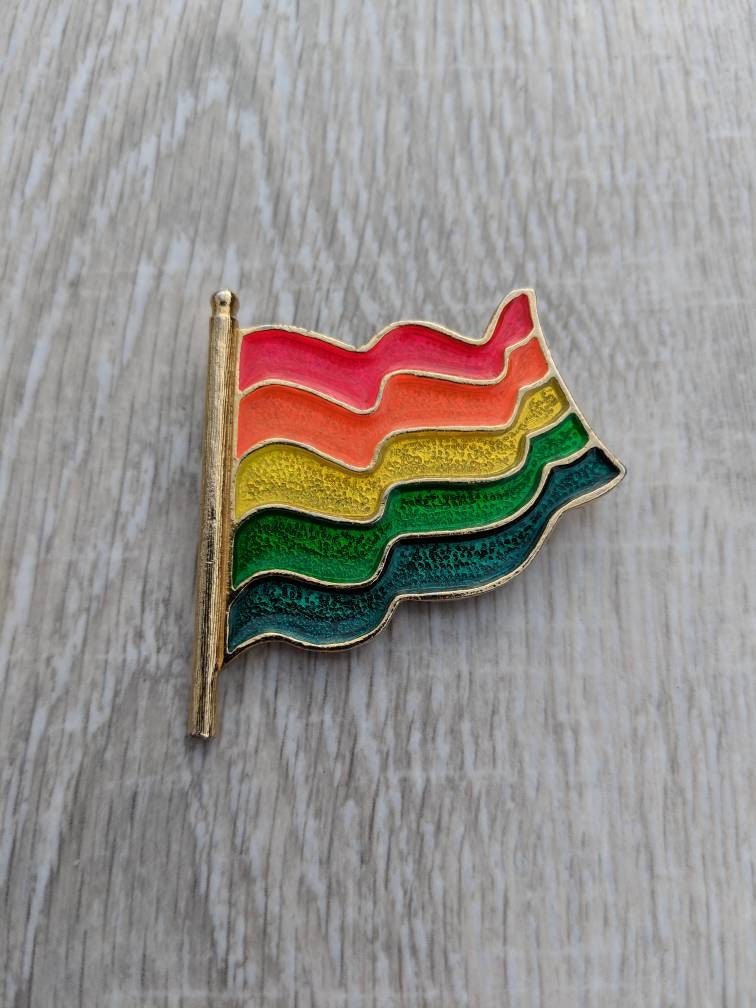Bunte Regenbogen-Emaille Und Gold Tone Waving Flag Brooch von BlueHillsBrooches