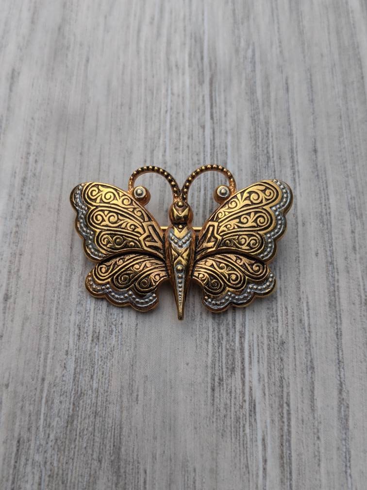 Damaszener Oxidiert Gold Ton Metall Und Weiß Emaille Waschen Schmetterling Brosche von BlueHillsBrooches