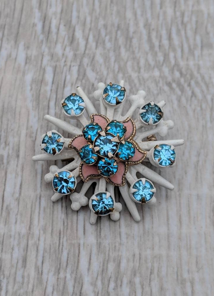 Eisigen Blau Strass Und Weiße Rosa Emaille Schneeflocke Oder Starburst-Brosche von BlueHillsBrooches