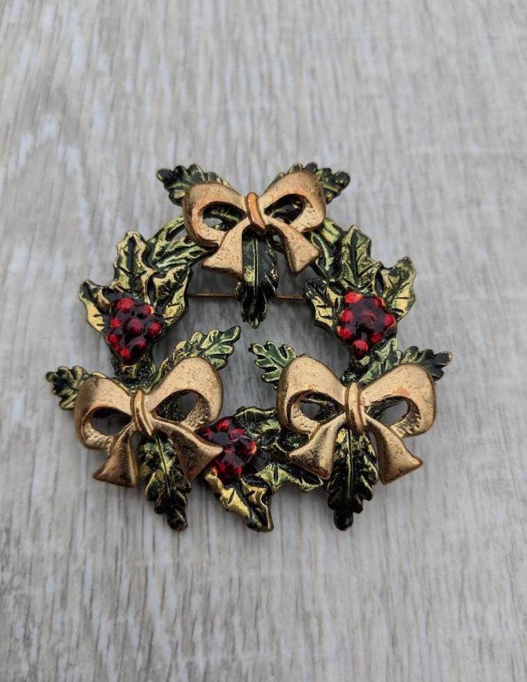 Emaille Und Gold-Ton Holly Bögen Kranz Brosche von BlueHillsBrooches