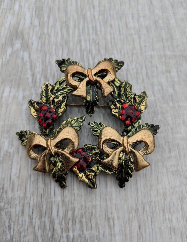Emaille Und Gold-Ton Holly Bögen Kranz Brosche Emaille Und Gold-Ton Holly Bögen Kranz Brosche von BlueHillsBrooches