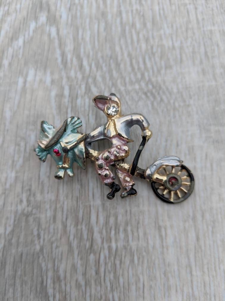 Emaille Und Strass-Hobby-Pferd-Brosche von BlueHillsBrooches