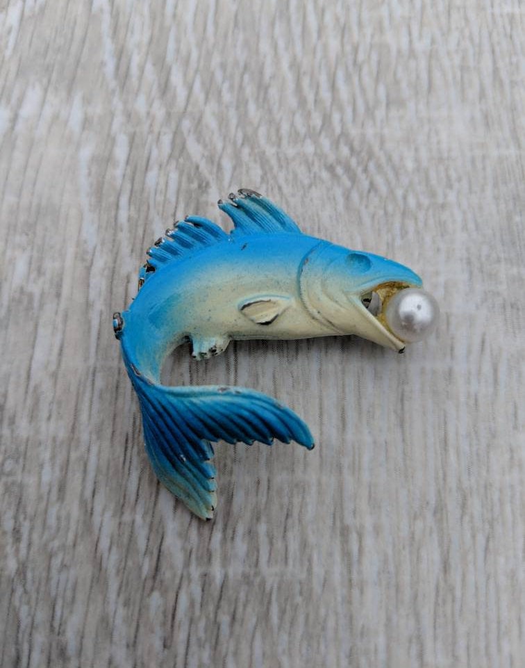 Emaillierte Topf Metall Springen Blaue Fisch Mit Faux Perle Brosche von BlueHillsBrooches