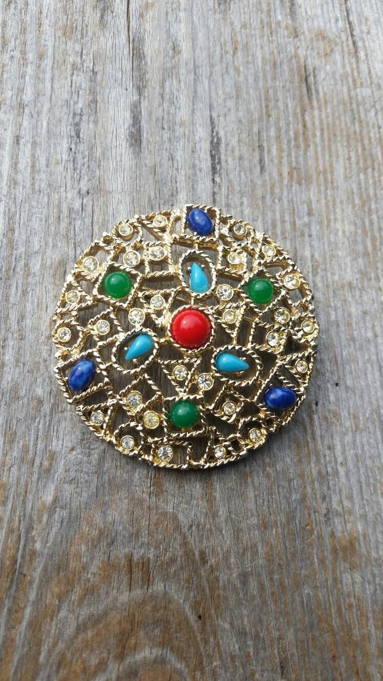 Emmons Strass Und Mehrfarbige Cabochon Kreis Brosche von BlueHillsBrooches