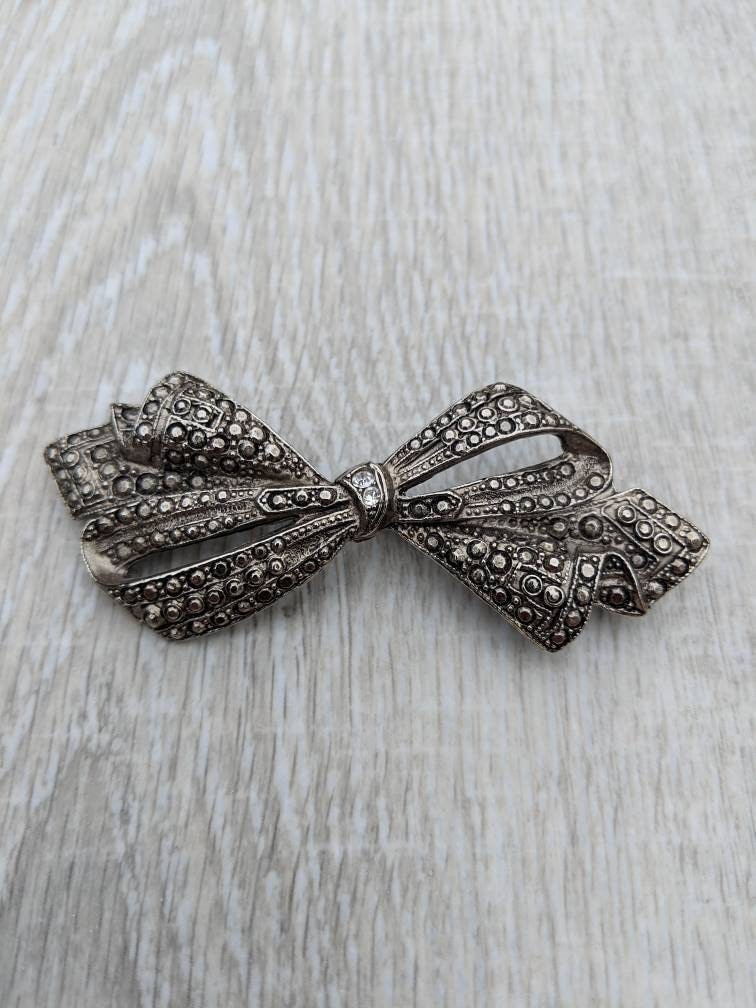Faceted Rivet Textured Silver Tone Und Rhinestone Ribbon Bow Brooch von BlueHillsBrooches