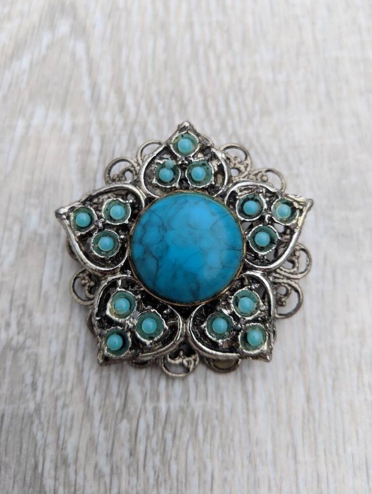 Faux Türkis Cabochon, Samen Perle Und Silber Ton Filigrane Stern Blume Brosche von BlueHillsBrooches