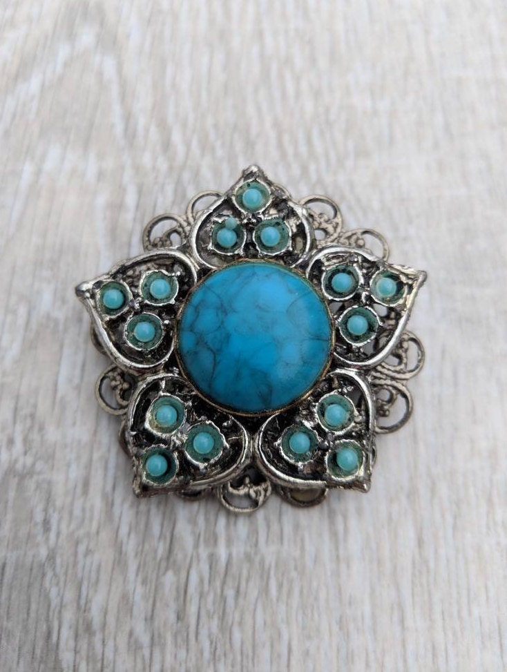 Faux Türkis Cabochon, Samen Perle Und Silber Ton Filigrane Stern Blume Brosche von BlueHillsBrooches