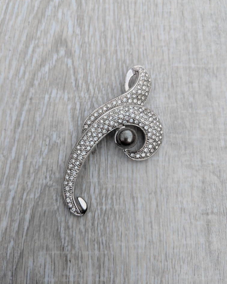 Glitzernde Strass Und Faux Schwarze Perle Wirbel-Brosche von BlueHillsBrooches