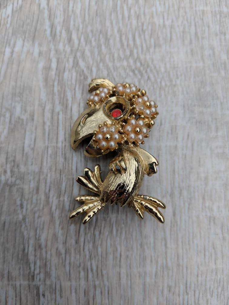 Gold-Ton, Rot Strass Und Faux Perle Blume Vogelbrosche von BlueHillsBrooches