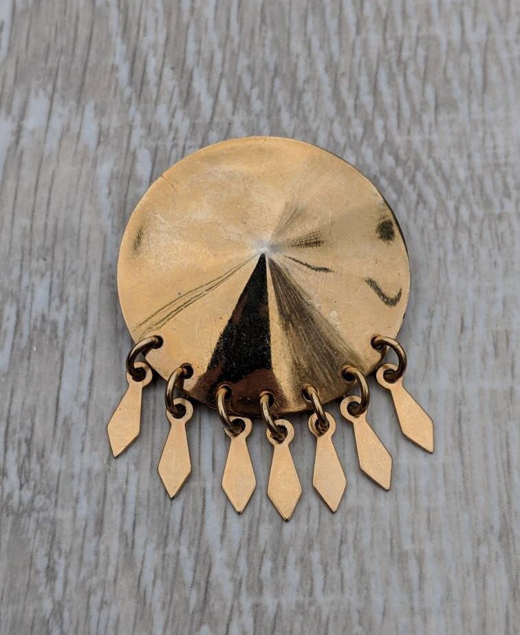 Gold-Ton Flachen Kegel Mit Schwert Geformte Fransen Baumeln Brosche von BlueHillsBrooches