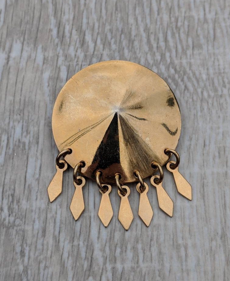 Gold-Ton Flachen Kegel Mit Schwert Geformte Fransen Baumeln Brosche Gold-Ton Flachen Kegel Mit Schwert Geformte Fransen Baumeln Brosche von BlueHillsBrooches