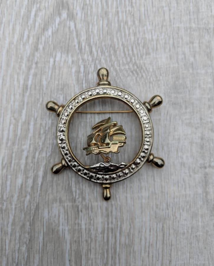 Gold-Ton Und Silberfarbenen Steuerrad Mit Schiff Copper Brosche von BlueHillsBrooches