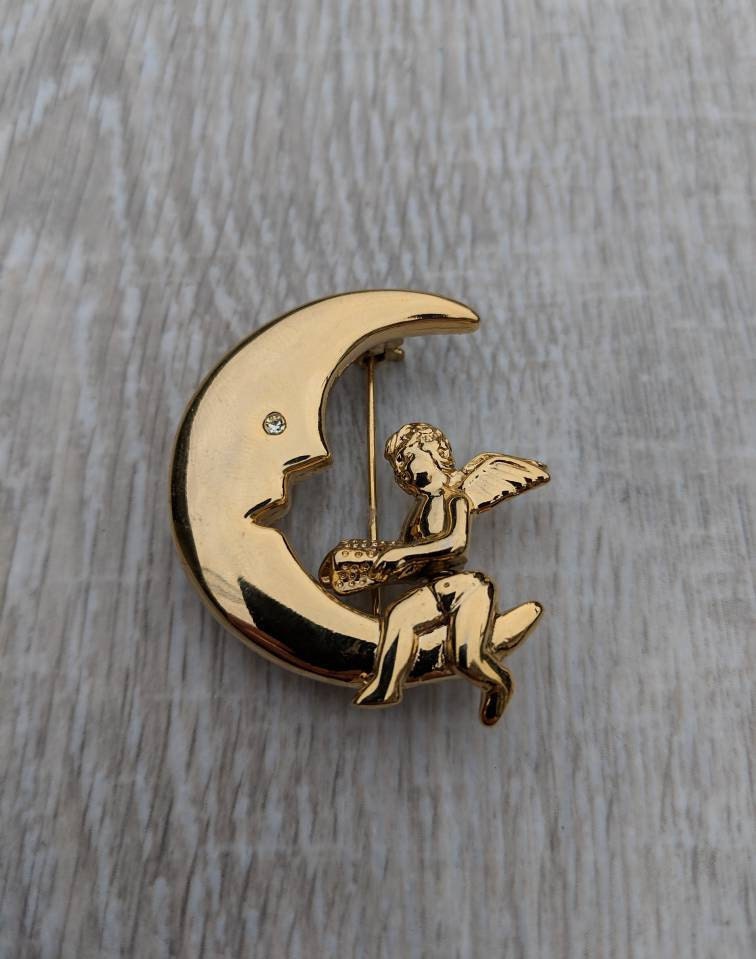Gold-Tone Und Rhinestone Cherub Sitting Auf Einem Halbmond Trembler Brooch von BlueHillsBrooches