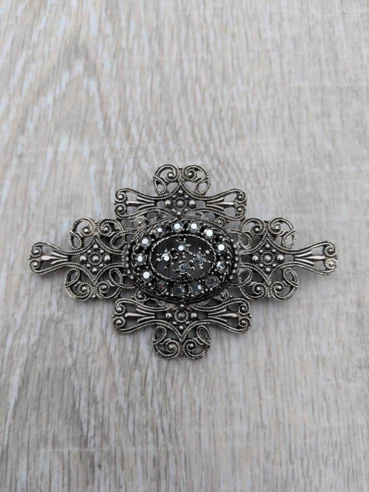 Große Edwardian Revival Silber Ton Und Faux Marcasite Filigranschild Brosche von BlueHillsBrooches