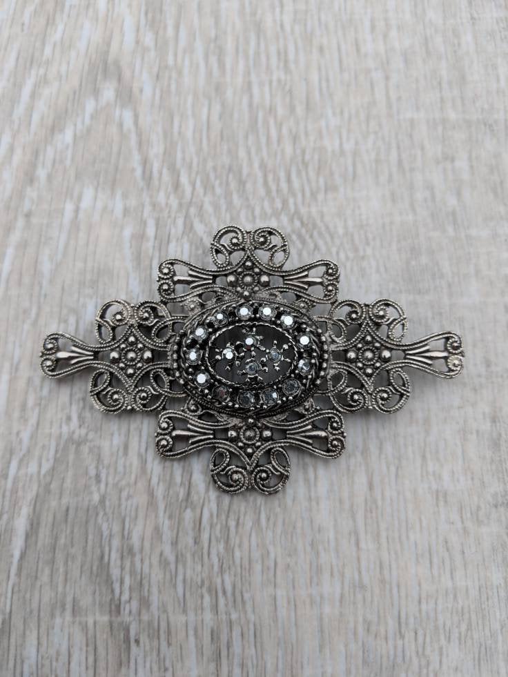 Große Edwardian Revival Silber Ton Und Faux Marcasite Filigranschild Brosche von BlueHillsBrooches