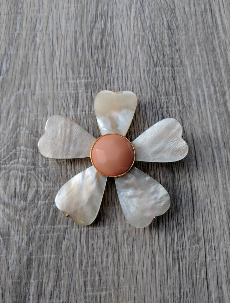 Große Mutter Der Perle Und Facettierte Pfirsich Harz Cabochon Fünf Petalblumenbrosche von BlueHillsBrooches