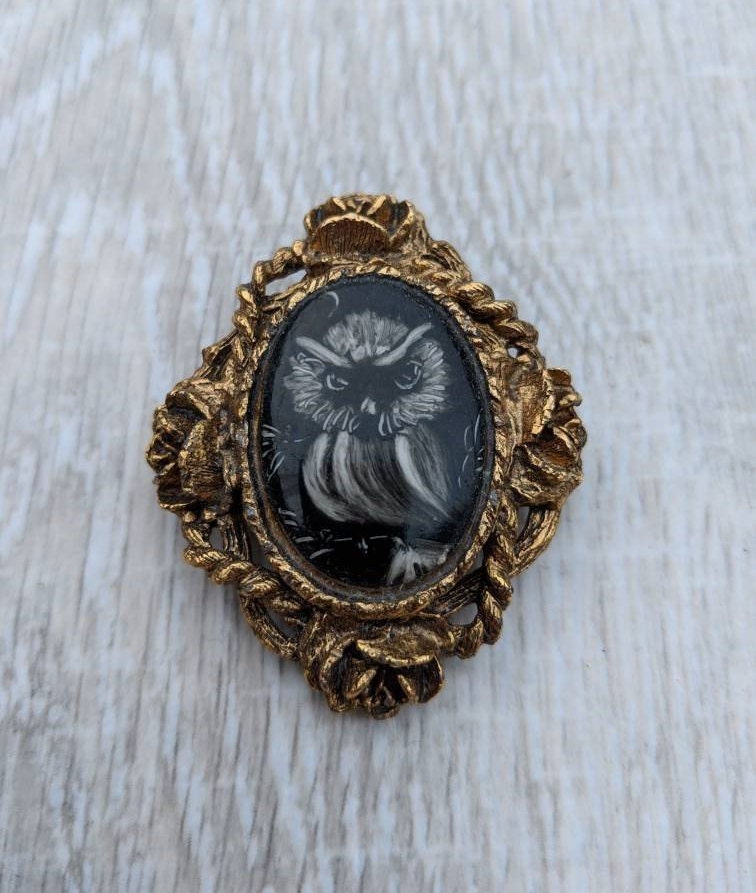 Handgemalte Schwarze Und Weiße Harz Gold Tone Floral Owl Cameo Trauerbrochbroch-Oder Pendant von BlueHillsBrooches