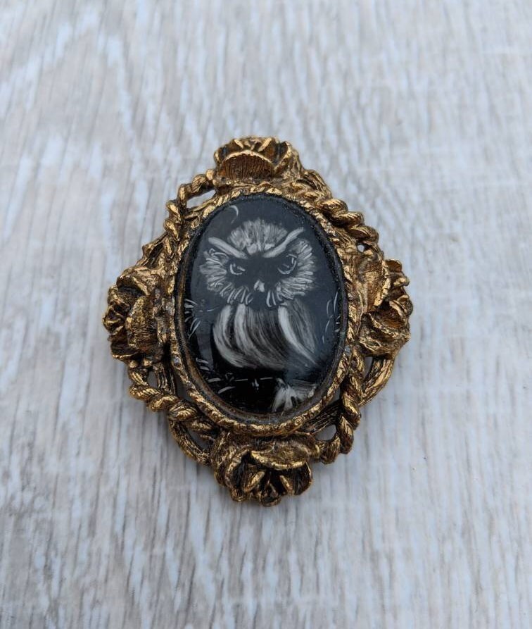 Handgemalte Schwarze Und Weiße Harz Gold Tone Floral Owl Cameo Trauerbrochbroch-Oder Pendant Handgemalte Schwarze Und Weiße Harz Gold Tone Floral Owl Cameo Trauerbrochbroch-Oder Pendant von BlueHillsBrooches
