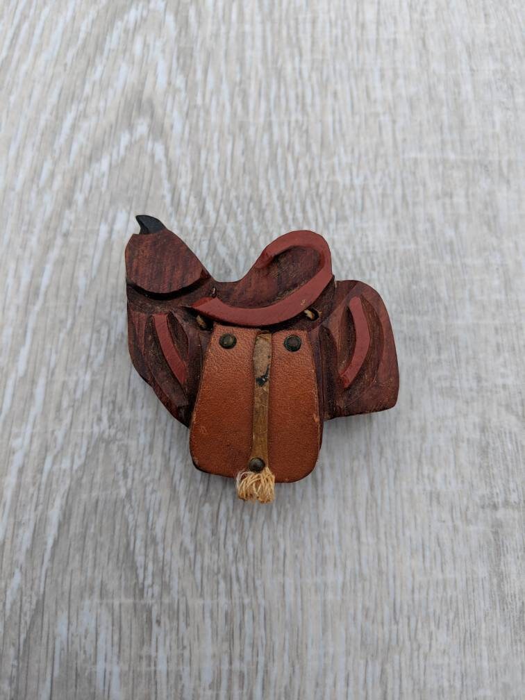 Handgeschnitzter Holzsattel Mit Ledersattentasche Und Stirrups-Brooch von BlueHillsBrooches