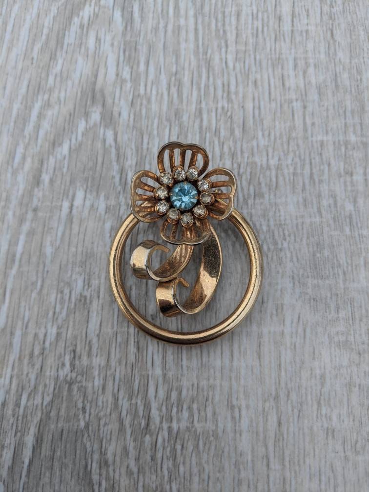 Helle Blaue Strass Und Gold Ton Blume Band Kreis Brosche Oder Anhänger von BlueHillsBrooches