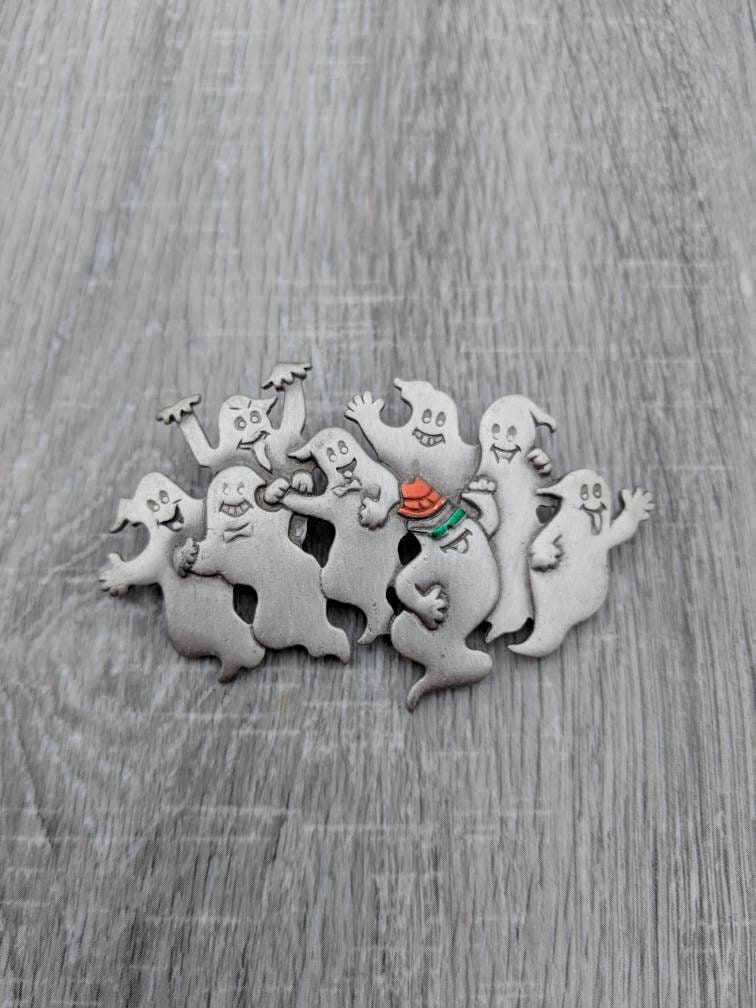Jj Pewter Und Enamel Gruppe Der Geister Brooch von BlueHillsBrooches