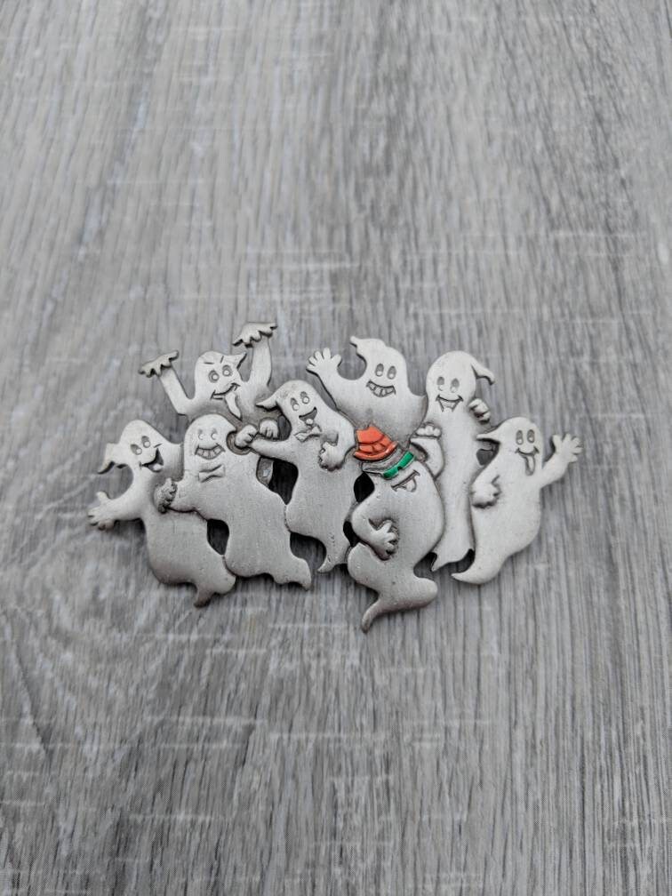 Jj Pewter Und Enamel Gruppe Der Geister Brooch Jj Pewter Und Enamel Gruppe Der Geister Brooch von BlueHillsBrooches