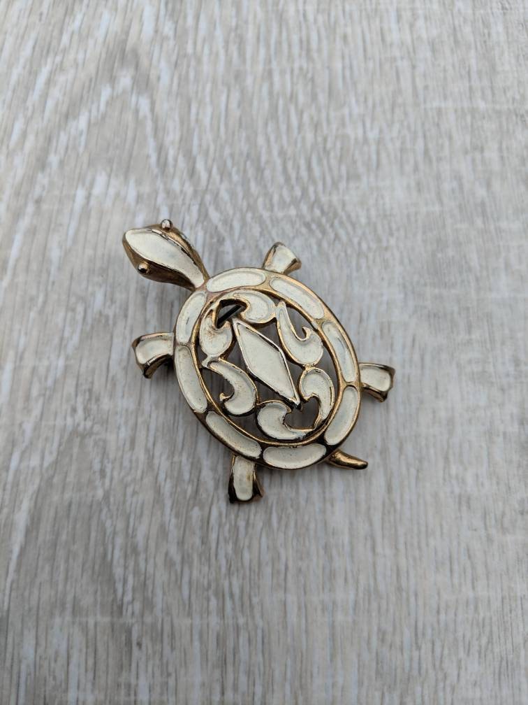 Jj Weiß Emaille Durchbrochene Schale Schildkröte Brosche von BlueHillsBrooches