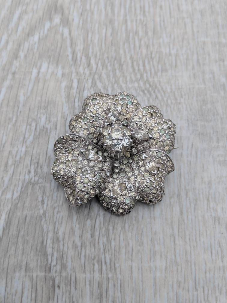 Jomaz Strass Verkrustete Blumenbrosche Jomaz Strass Verkrustete Blumenbrosche von BlueHillsBrooches
