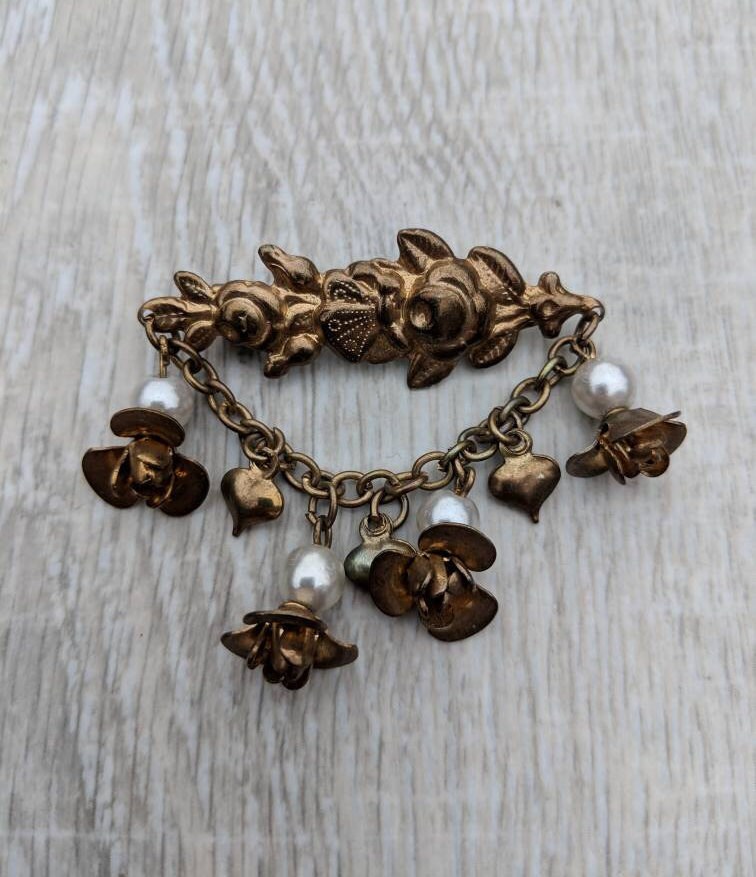 Jugendstil Bronze-Ton Metall Und Faux Perle Blume Herz-Kette Baumeln Brosche Jugendstil Bronze-Ton Metall Und Faux Perle Blume Herz-Kette Baumeln Brosche von BlueHillsBrooches