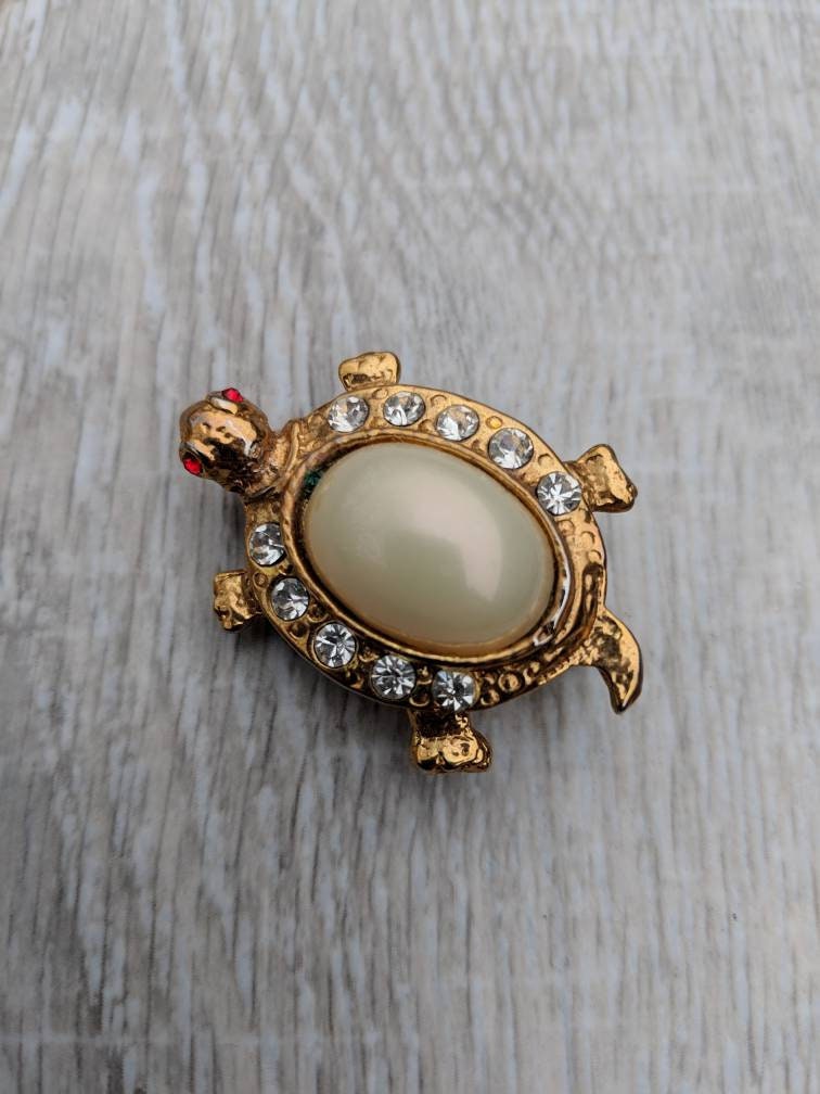 Kalkstein Und Pearly Cabochon Schildkrötenbrosche Kalkstein Und Pearly Cabochon Schildkrötenbrosche von BlueHillsBrooches