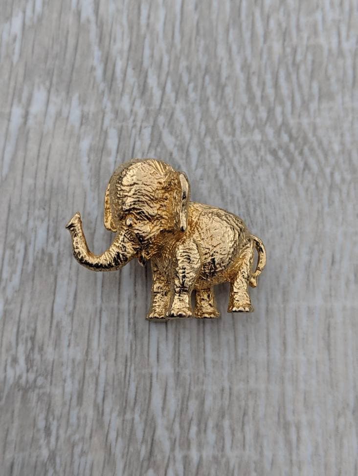 Kleine Detaillierte Gold-Ton Elefanten Brosche von BlueHillsBrooches